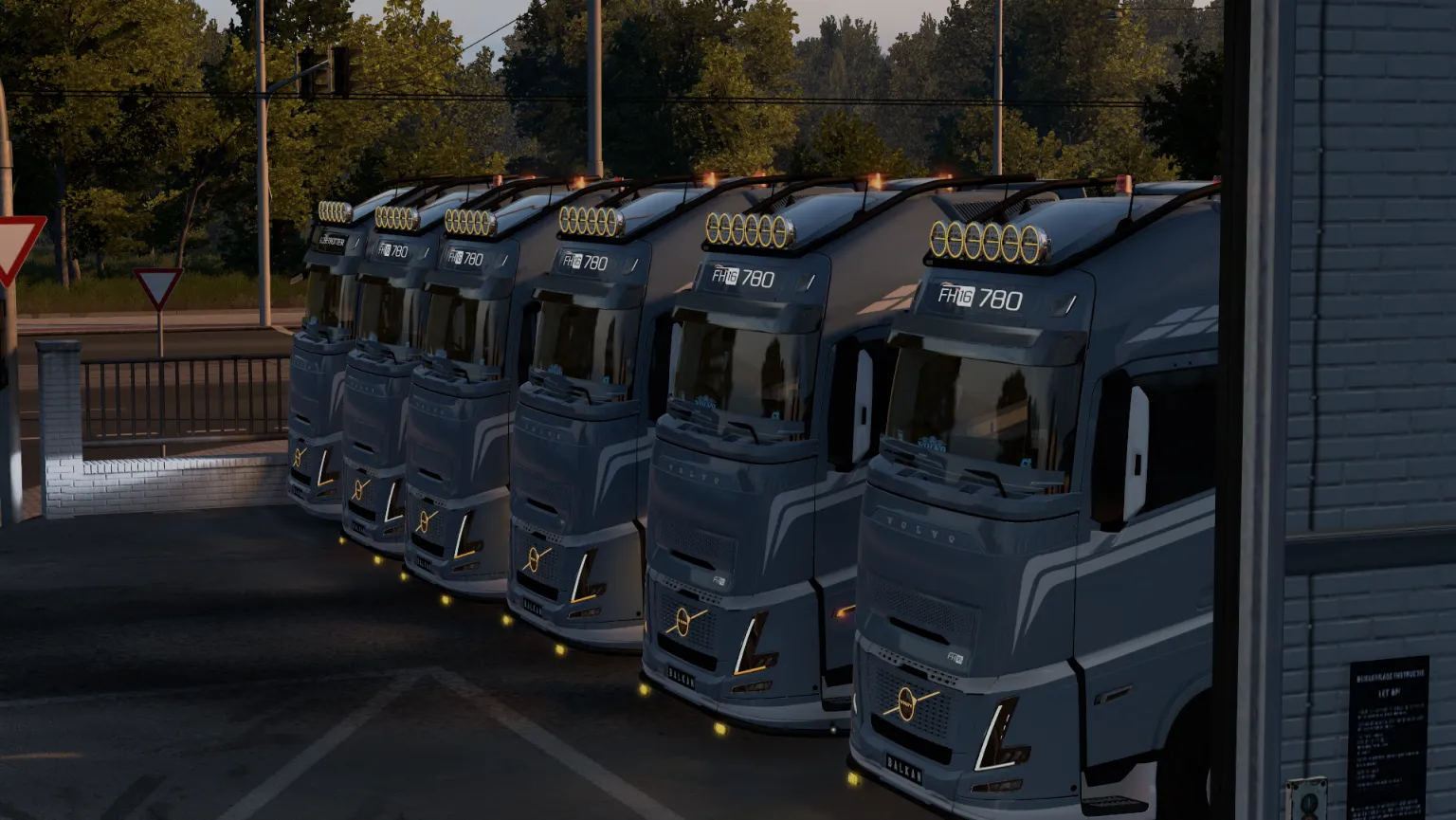 Şehirde Balkan Logistics Volvo filosu
